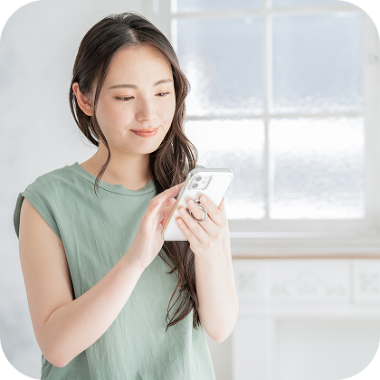 必要書類をスマホで確認する女性