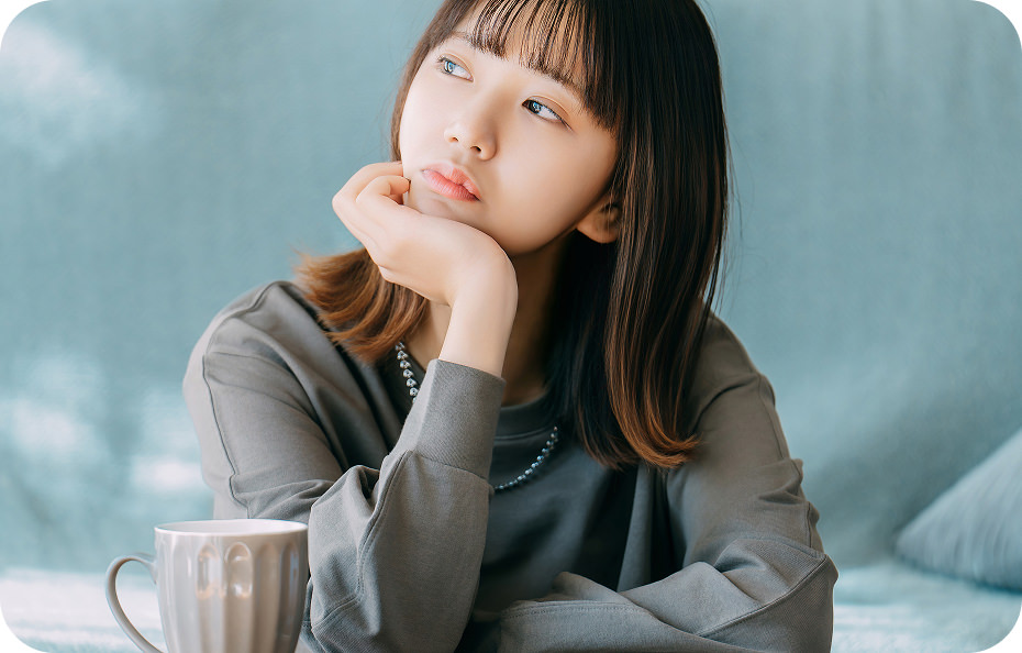 料金に不安を感じて考え込む女性